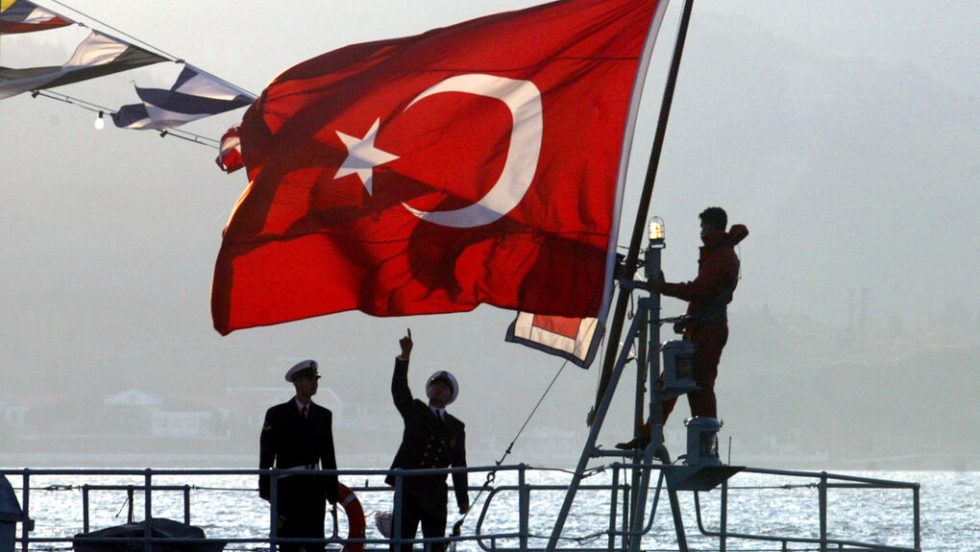 Τουρκική σημαία σε πολεμικό πλοίο